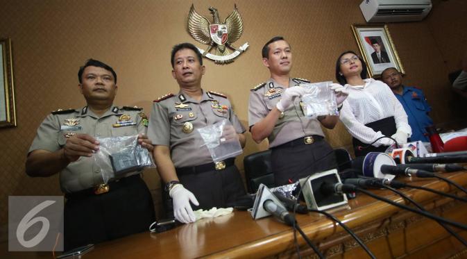 Polda Metro Jaya menunjukkan barang bukti kasus yang melibatkan spiritualis Aa Gatot Brajamusti di Jakarta, Rabu (31/8). (Liputan6.com/Immanuel Antonius)