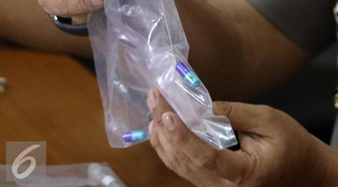 Polisi memastikan barang bukti kristal yang didapatkan usai mengeledah rumah Aa Gatot Brajamusti positif narkoba jenis sabu dan ekstasi, Jakarta, Rabu (31/8). (Liputan6.com/Immanuel Antonius)