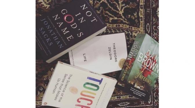 Belanjaan buku Sophia Latjuba yang dibeli di bandara. (Instagram - @sophia_latjuba88)