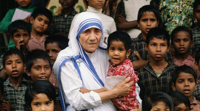 Bunda Teresa dikelilingi anak-anak (ABC News)
