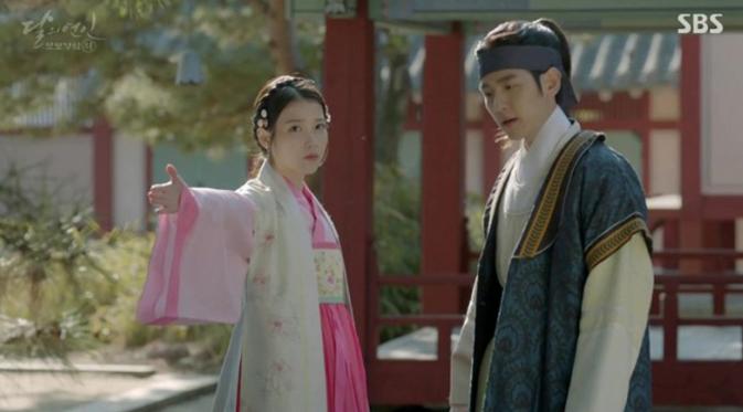 IU dan Baekhyun saat beraksi dalam Scarlet Heart (2016).