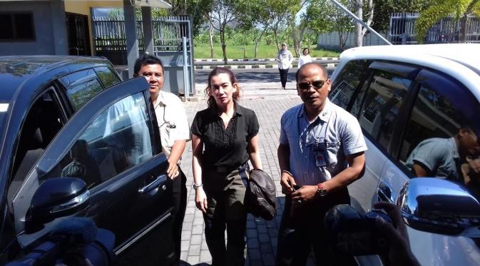 Reza Artamevia tiba di BNNP NTB, Mataram. (Liputan6.com/Hans Bahanan)