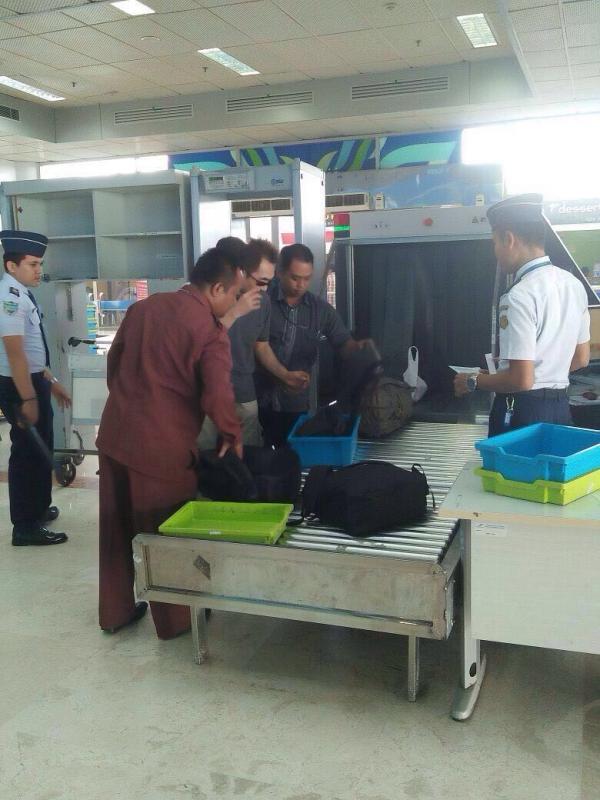 Gatot Brajamusti saat datang di bandara udara Halim Perdana Kusuma, Jakarta Timur, tanpa diborgol dan bergaya dengan kacamata hitam. (istimewa)