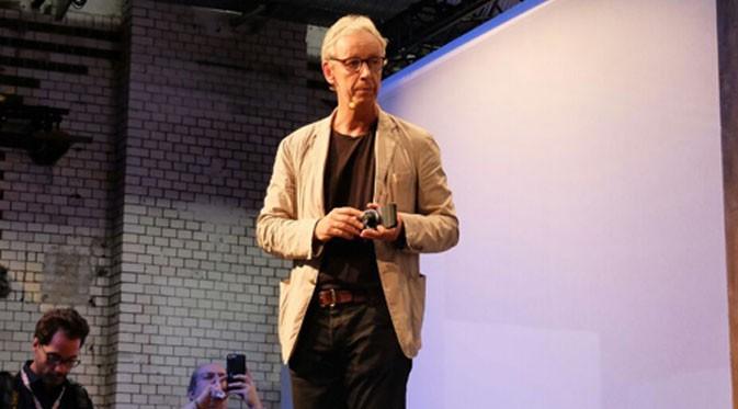 CEO Hasselblad, Perry Oosting saat menjelaskan keunggulan Hasselblad True Zoom. (Liputan6.com/Mochamad Wahyu Hidayat)