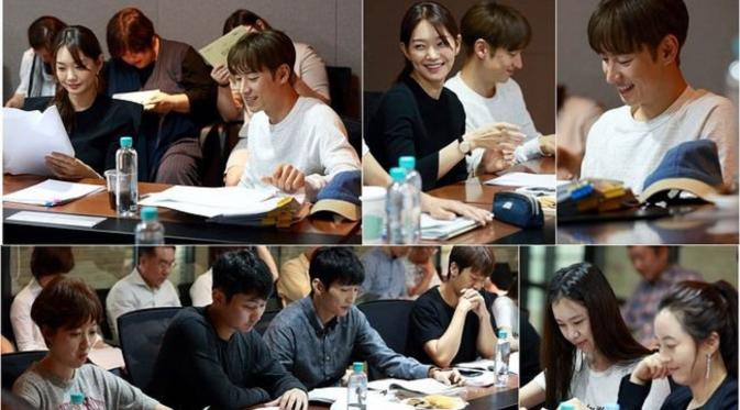 Shin Min Ah-Lee Je Hoon melakukan reading drama Tomorrow with You. Foto: Kpophearld