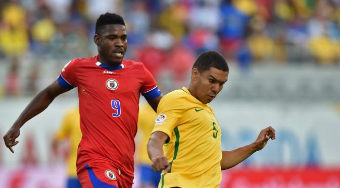 Casemiro (kanan) berduel dengan pemain Haiti Kervens Belfort di Copa America Centenario 2016. (Hector RETAMAL / AFP)