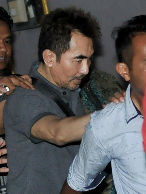Polisi merampungkan penggeledahan di rumah Gatot Brajamusti di kawasan Pondok Pinang, Jakarta, Kamis (1/9). Penggeledahan yang dilakukan Sejak pukul 15.30 WIB itu berakhir sekitar pukul 21.40 WIB atau hampir 6 jam. (Liputan6.com/Yoppy Renato)
