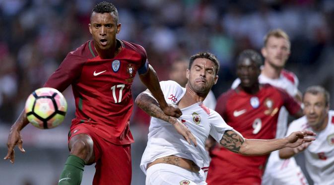 Kapten Portugal, Nani, berusaha mengamankan bola saat laga melawan Gibraltar. Gol-gol Portugal diciptakan oleh Nani dua gol, Joao Cancelo, Bernardo Silva dan Pepe. (EPA/Hugo Delgado)