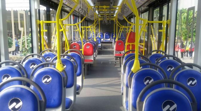 Interior bus Transjakarta (Liputan6.com/ Delvira Chaerani Hutabarat)