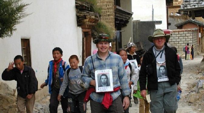 Roy dan anak laki-lakinya mengunjungi Yunnan untuk melacak keberadaan Sneddon (Daily Mail)