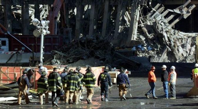 Regu pemadam kebakaran berjalan menuju reruntuhan WTC pada 11 September 2001 (Reuters)