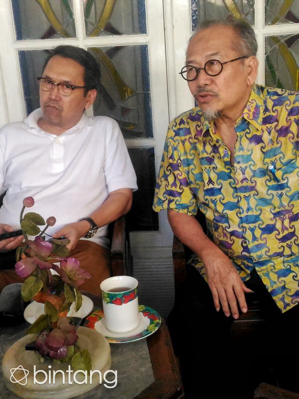 Ayah Reza Artamevia berbaju kuning, didampingi salah seorang kerabat. (Adrian Putra/Bintang.com)