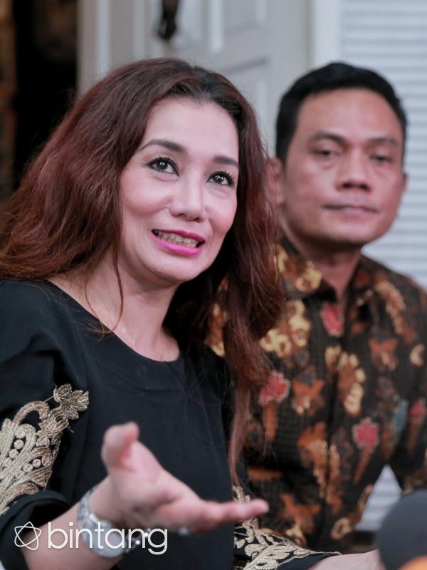 Reza Artamevia saat menggelar jumpa pers terkait kasusnya di kediaman orangtuanya, kawasan Jakarta Selatan. (Adrian Putra/bintang.com)