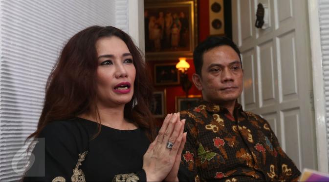 Penyanyi Reza Artamevia beserta keluarganya menggelar jumpa pers di kawasan Kebayoran Baru, Jakarta, Jumat (2/9). Reza menerangkan proses penangkapannya di Lombok. (Liputan6.com/Herman Zakharia)