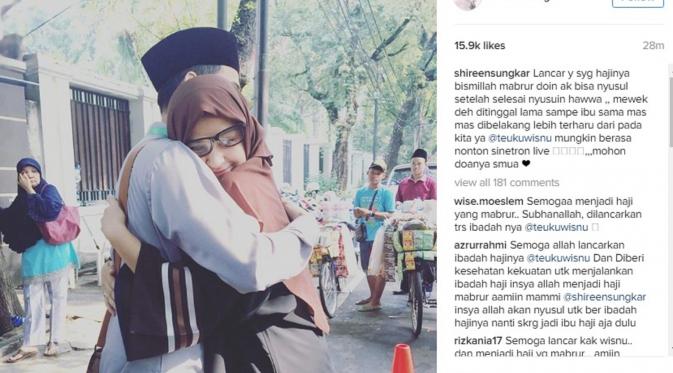 Shireen Sungkar memeluk Teuku Whisnu saat hendak menunaikan ibadah haji. (Instagram @shireensungkar)
