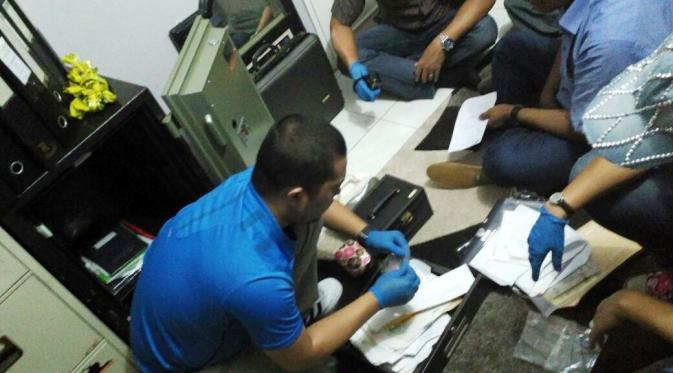 Penyidik Polda Nusa Tenggara Barat saat menggeledah isi brankas milik Gatot Brajamusti. (Istimewa)
