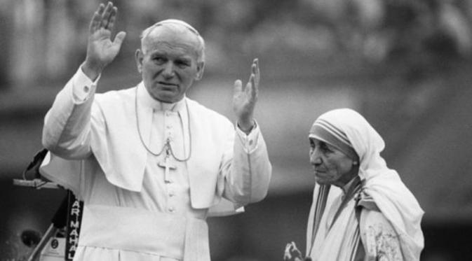 Bunda Teresa dan Paus Yohanes Paulus II (AFP)