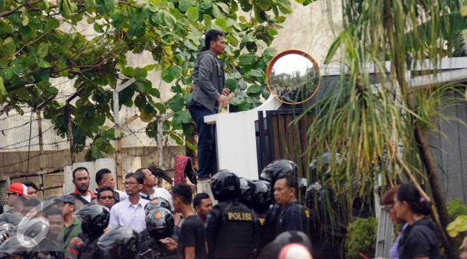 Petugas kepolisian melakukan pengintaian di lokasi perampokan disertai penyanderaan di Kawasan Pondok Indah, Jakarta, Minggu (3/9). Dua tersangka pelaku perampokan disertai penyanderaan dilumpuhkan polisi. (Liputan6.com/Helmi Fithriansyah)