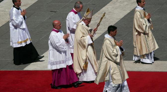 Paus Fransiskus menyampaikan ritus kanonisasi Bunda Teresa sebagai santa (Reuters)