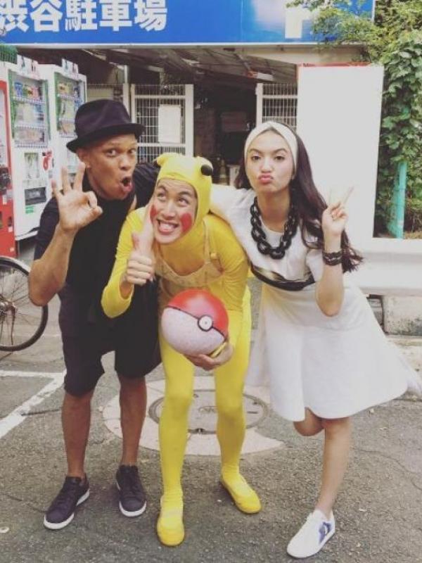 Raline Shah bersama pria berkostum Pikachu Pokemon di Jepang. (Instagram - @ralineshah)