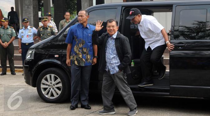 Wapres RI Jusuf Kalla turun dari mobil ketika meninjau proyek P3SON di Hambalang, Sentul, Jawa Barat, Minggu (4/9). Wapres menambahkan, Hambalang adalah aset nasional yang punya potensi besar dalam mencetak atlet. (Liputan6.com/Helmi Afandi)