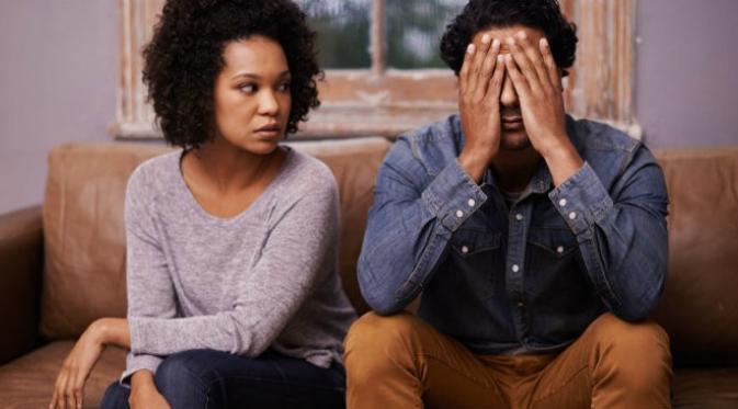 Setelah menikah, kita bukan lagi individu yang bebas melakukan apa pun. Hati-hati 5 kebiasaan ini bisa menghancurkan pernikahan Anda.