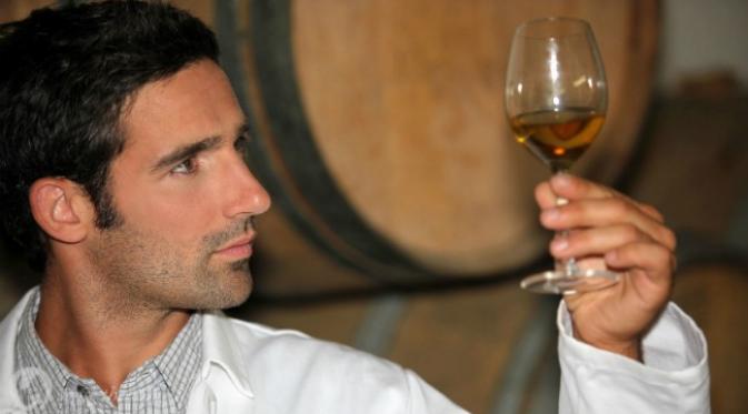 Sommelier mengelola wine di restoran, mencari dan meneliti wine baru dan menentukan pasangan paling cocok suatu wine dengan makanan tertentu. (Sumber beenandgoing.com)