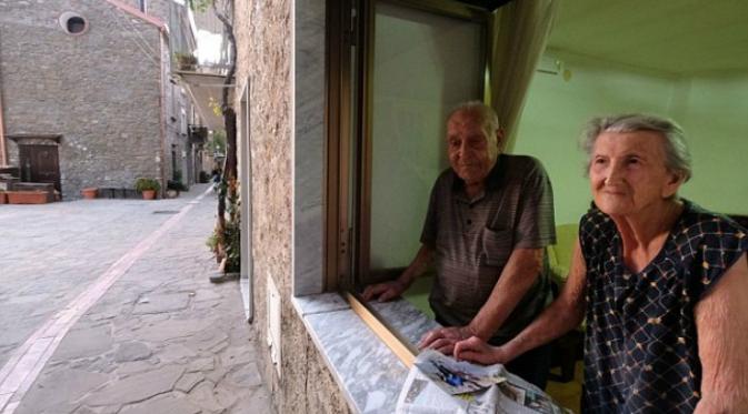 Seorang penduduk Acciaroli yang berusia 100 tahun, Antonio Vassalo (AFP)