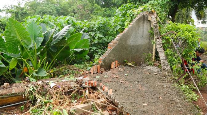 Serpihan tembok yang hancur diterjang banjir luapan Kali Krukut (Liputan6.com/Awan Harinto)
