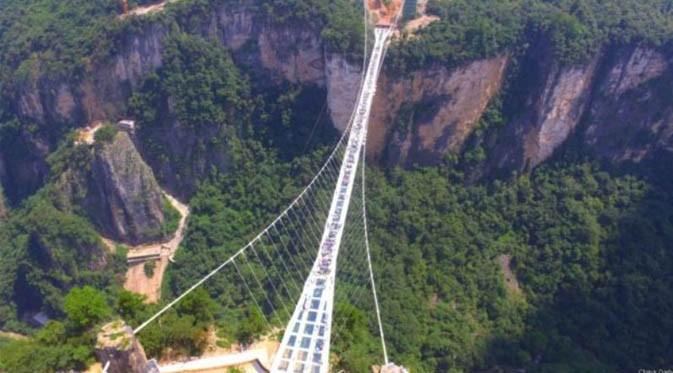 13 Hari Dibuka, Jembatan Kaca Tertinggi di Dunia Ditutup, Kenapa?