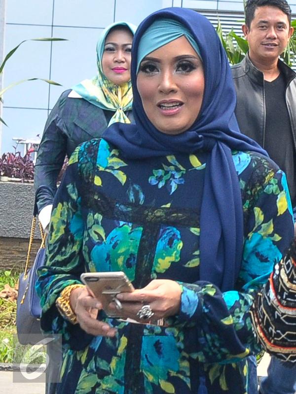 Aktris Elma Theana saat tiba di kawasan Kapten Tendean, Jakarta, Senin (5/9/2016). (Liputan6.com/Herman Zakharia)