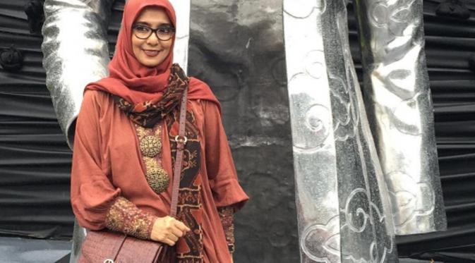 Ida Royani, artis yang kini menjadi perancang busana yang terkenal sebagai teman duet Benyamin Sueb (foto: Instagram)