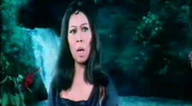 Ellya Khadam, penyanyi yang dikenal sebagai Boneka Cantik dari India itu juga beberapa kali menjadi lawan main Benyamin Sueb.