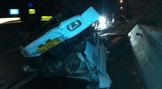 Mobil boks yang terlibat tabrakan beruntun di Tol Tembalang-Ungaran, Semarang, Jawa Tengah. (Liputan6.com/Felek Wahyu)