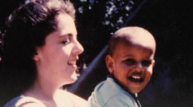 Barack Obama ketika masih anak-anak bersama dengan ibunya, Ann Dunham (NPR)