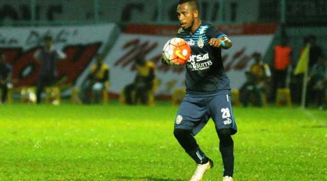 Oktovianus Maniani, namanya cemar di Persiba Balikpapan. (Bola.com/Iwan Setiawan)