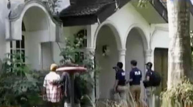 Polisi menyisir padepokan Aa Gatot hingga ke sudut-sudut ruangan, di mana dicurigai terdapat narkoba atau senjata api.