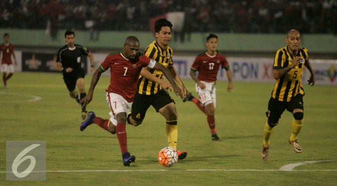 Boaz Solossa (kiri) tampil gemilang saat laga uji coba Indonesia vs Malaysia di Stadion Manahan Solo, Selasa (6/9). Indonesia menang dengan skor 3-0. (Liputan6.com/ Boy Harjanto)
