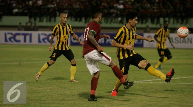 Irfan Bachdim melepaskan tembakan saat laga uji coba Indonesia vs Malaysia di Stadion Manahan Solo, Selasa (6/9). Indonesia menggulung Malaysia dengan skor 3-0. (Liputan6.com/ Boy Harjanto)