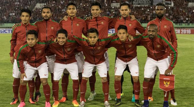 Para pemain Timnas Indonesia melakukan sesi foto sebelum pertandingan melawan Malaysia di Stadion Manahan, Solo, Selasa (6/9/2016) malam WIB. (Bola.com/Vitalis Yogi Trisna)