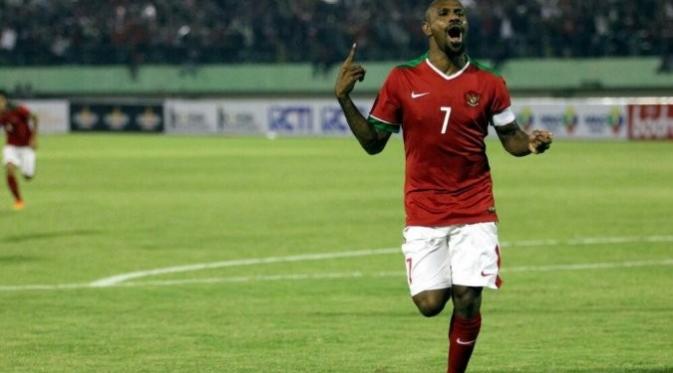 Striker Timnas Indonesia, Boaz Solossa usai cetak gol ke gawang Malaysia (Foto: Twitter @pssi_fai)