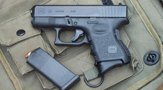 Pistol genggam jenis Glock 26 yang ditemukan di kediaman Gatot Brajamusti. (www.kcconcealedcarry.com)