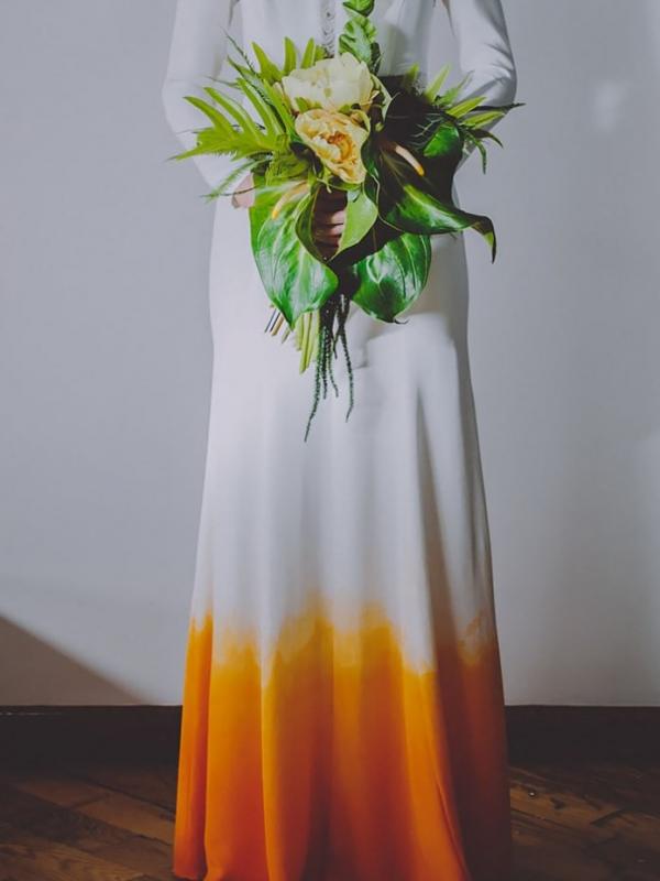 Gaun pengantin ombre ini bisa instimewakan pernikahanmu, cantik deh! (via: Boredpanda.com)