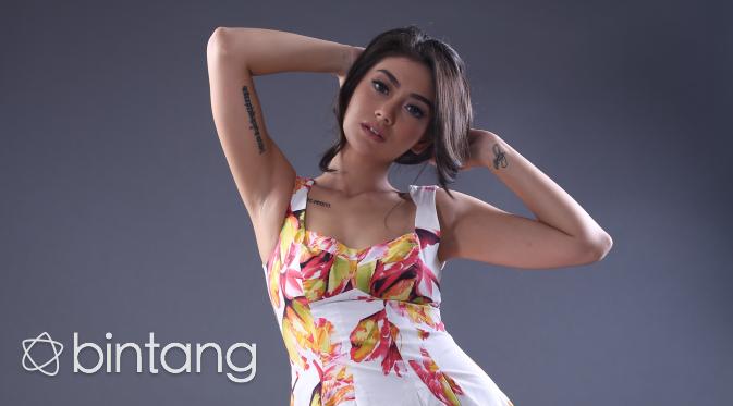 Melalui akun Instagram, Celine Evangelista menjawab kabar yang menyudutkan selama ini. Dalam foto berdua yang diunggah Celine, menjelaskan lima jawaban terkait hubungannya dengan Stefan William. (Foto Ekslusif, Febio Hernanto/Bintang.com)