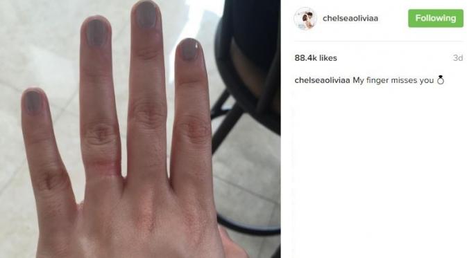 Chelsea Olivia melepas cincin kawinnya yang sudah tidak muat lagi di jari manisnya.