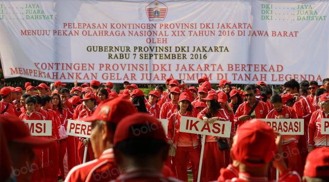 Kontingen DKI Jakarta untuk PON XIX Jawa Barat saat mengikuti pelepasan oleh Gubernur DKI, Basuki Tjahaja Purnama di Kantor Gubernur, Jakarta, Rabu (7/9/2016). (Bola.com/Nicklas Hanoatubun)