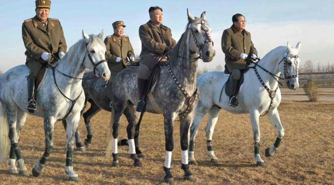 Kim Jong-un dan kuda pacuannya (People's Daily Online)