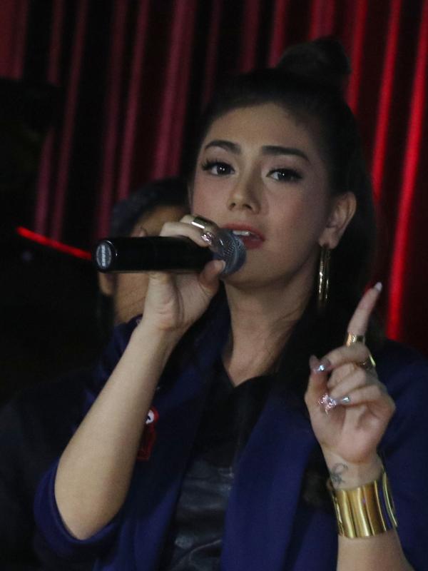 Celine Evangelista membawakan singel terbarunya 'Bertahanlah Cinta', Kemang, Jakarta, Rabu (7/9). Celine mengaku lagu tersebut merupakan curahan hatinya yang dituangkan lewat lagu. (Liputan6.com/Herman Zakharia)