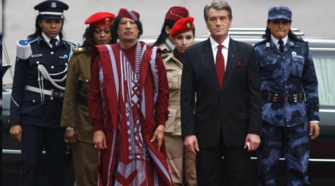 Khadafi dan pengawal perempuan (Reuters)