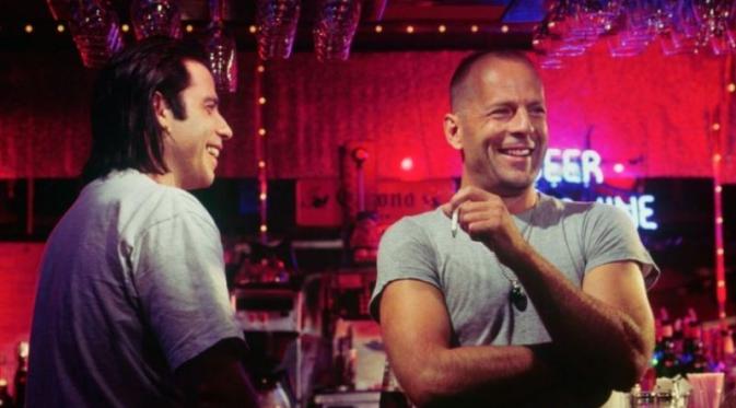John Travolta dan Bruce Willis di film Pulp Fiction. foto: fanpop.com